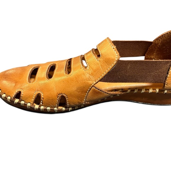 VENUS STELLA Tan Leather Slip-On Loafers. Size 36 (5.5) - Picture 4 of 8